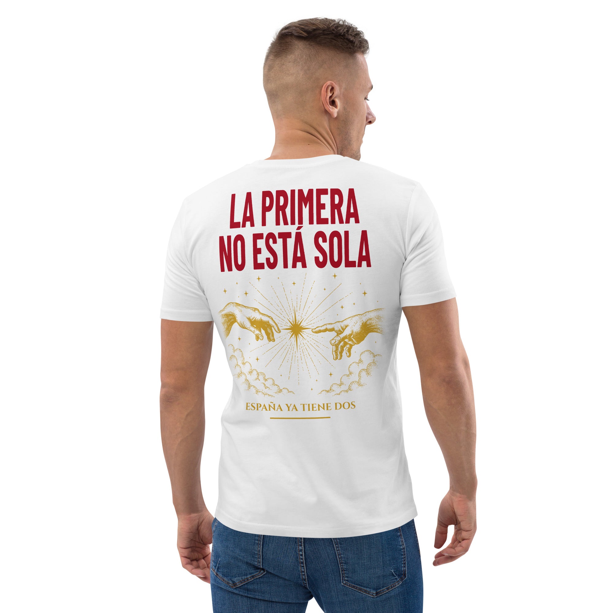 Modelo con camiseta blanca La Segunda Estrella, vista trasera