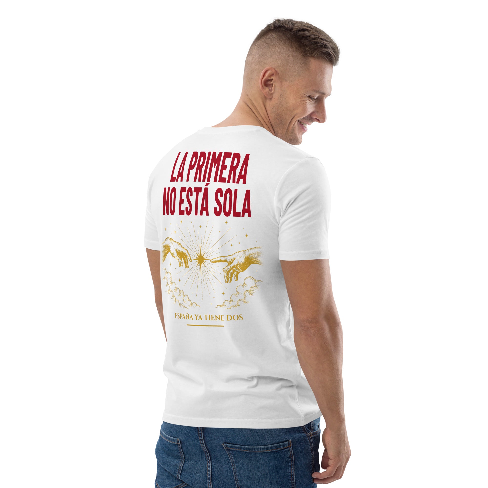 Modelo con camiseta blanca La Segunda Estrella, vista lateral trasera