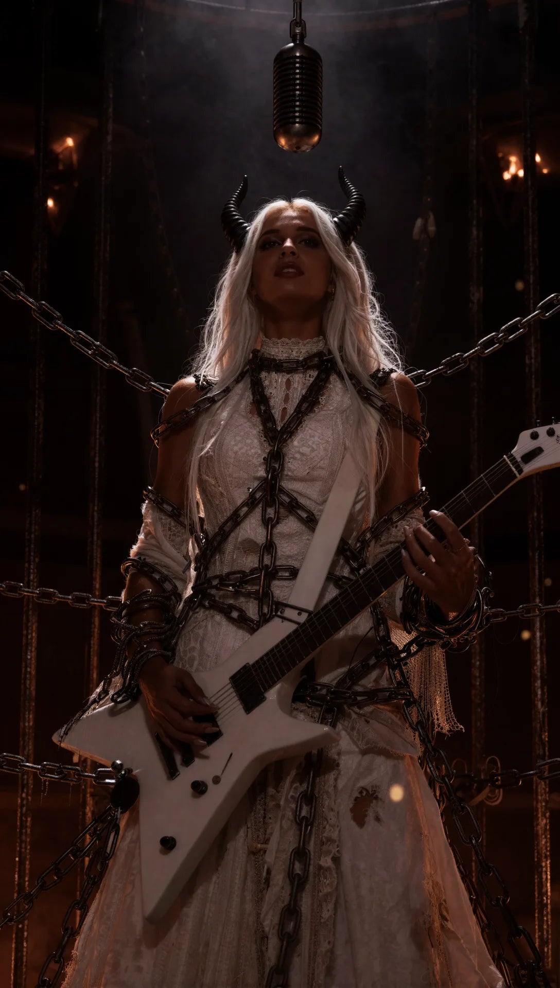 CAVRA con guitarra blanca en una escena ritual